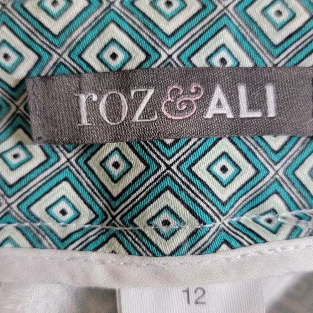 Roz & Ali geometric print pants blue white high rise slim ankle women's size 12